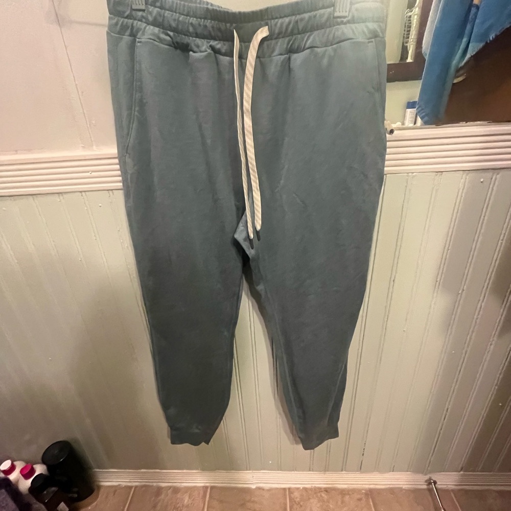 Vuori performance joggers